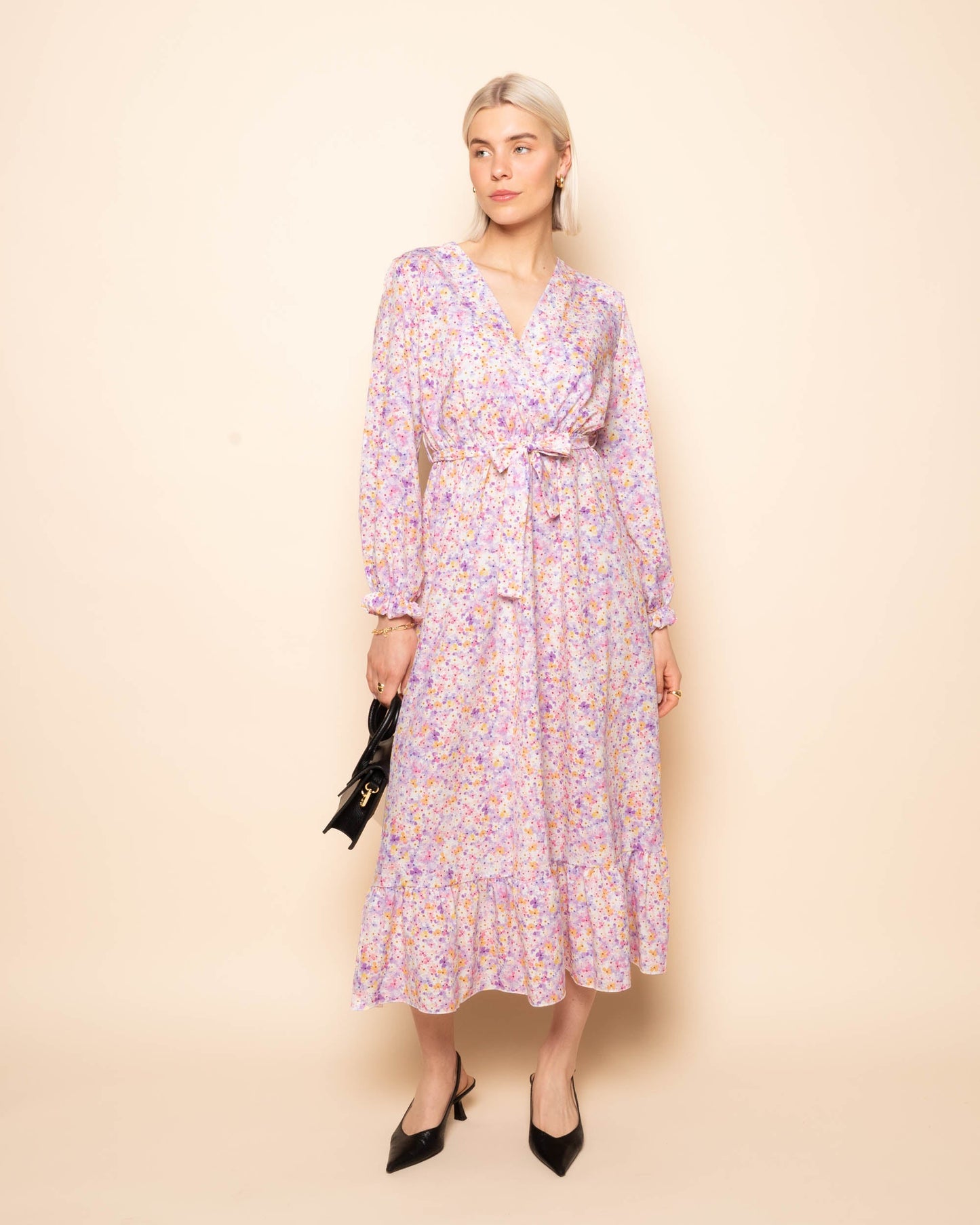 Fliedertraum Kleid | Feminines Kleid mit Blumenmuster und Taillengürtel