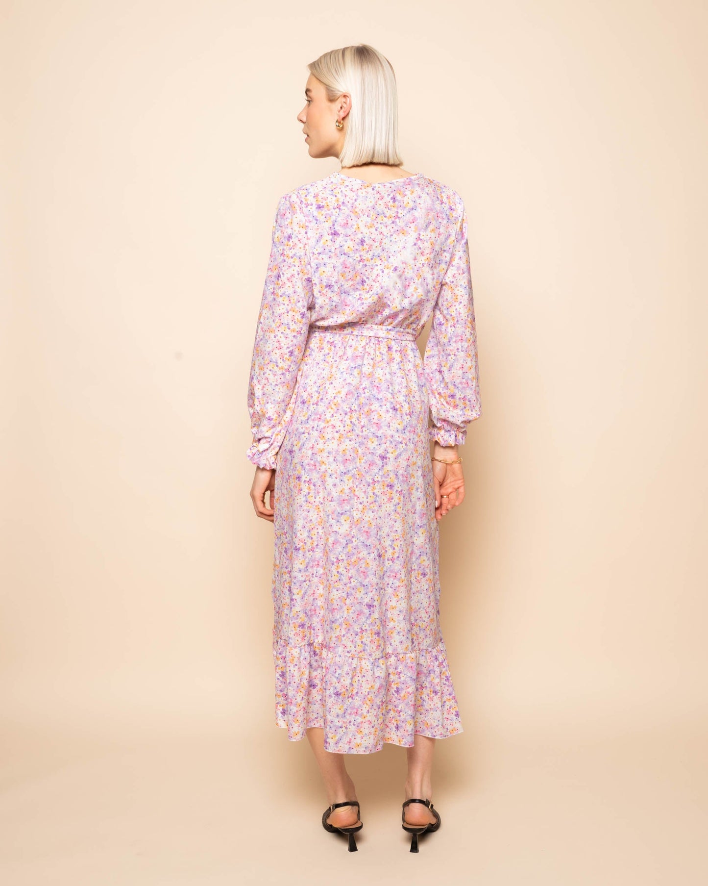 Fliedertraum Kleid | Feminines Kleid mit Blumenmuster und Taillengürtel